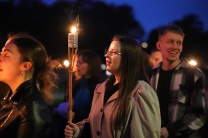 młodzież na drodze światła